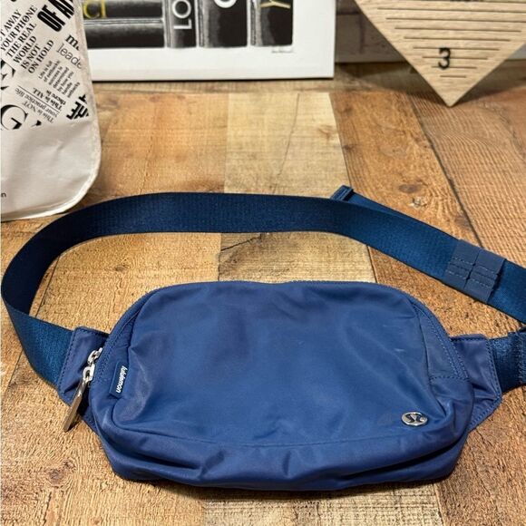 Everywhere Belt Bag Large 2L Lululemon pitch blue - Picture 10 of 15